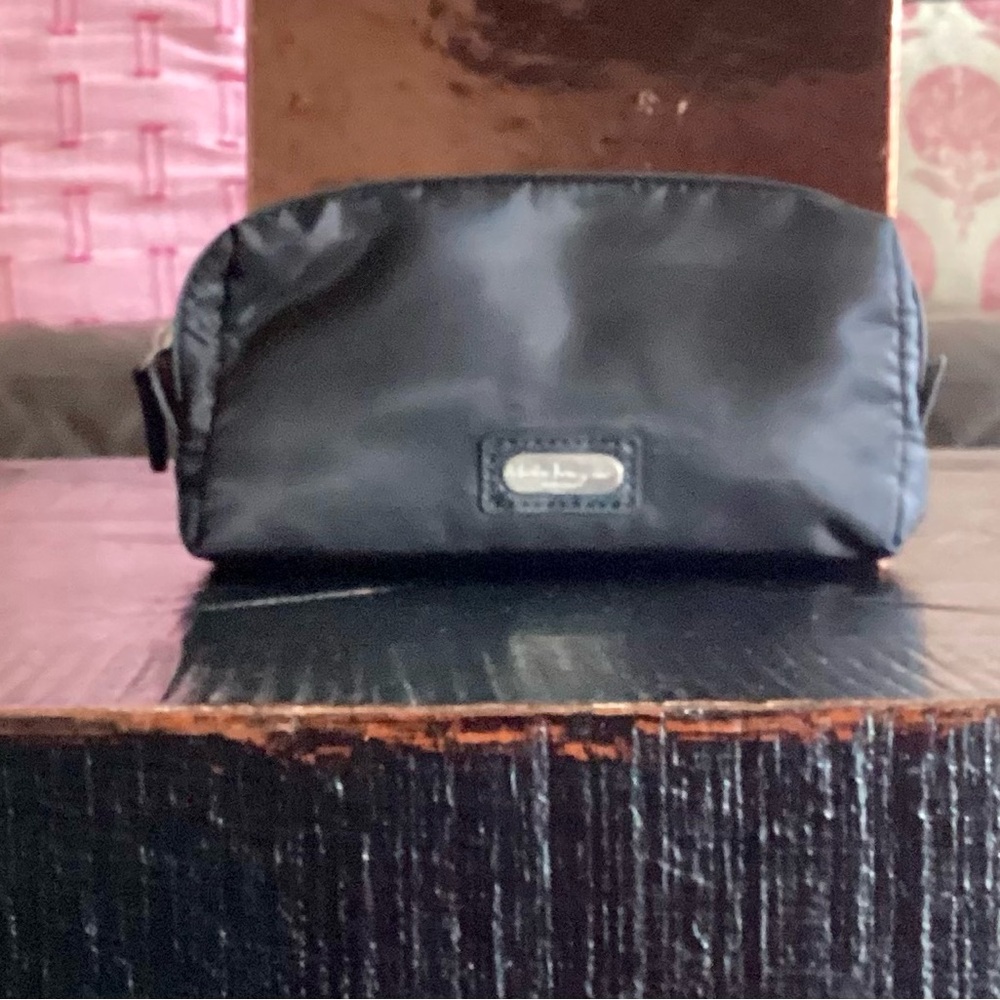 Ferragamo- Toiletry Set - Picture 2 of 5